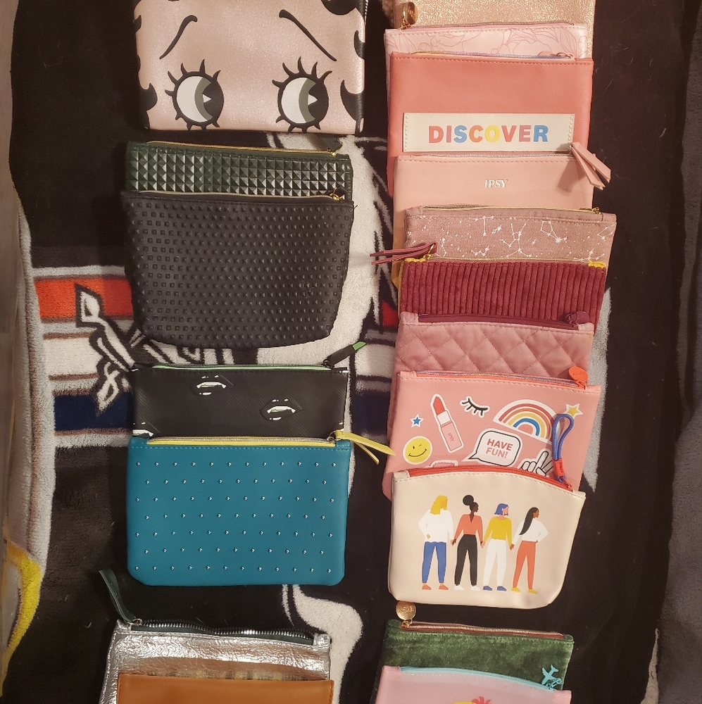 Period packs.. for ur pre teens or teenagers or yourself. Just throw in ur bag!